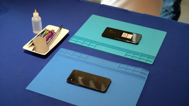 Cận cảnh màn mổ xẻ iPhone X và Galaxy S9 Plus