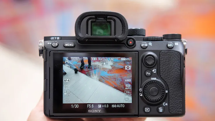 Sony ra mắt máy ảnh Full frame siêu nhỏ gọn