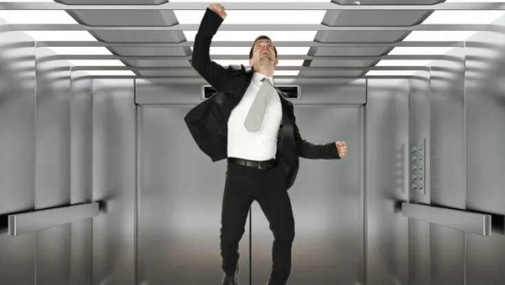 Cách sống sót khi thang máy đang rơi tự do