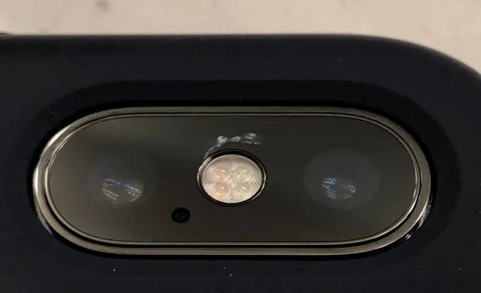 iPhone X bất ngờ liên tục bị nứt mặt kính camera