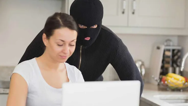 Vô hiệu hóa webcam ngay lập tức để tránh bị theo dõi