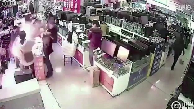 Kiểm tra chất lượng pin iPhone bằng cách… cắn?