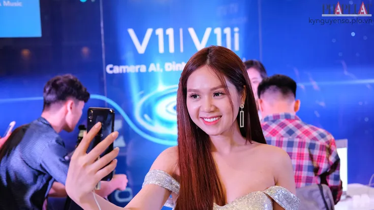 Vivo V11/V11i với cảm biến vân tay dưới màn hình