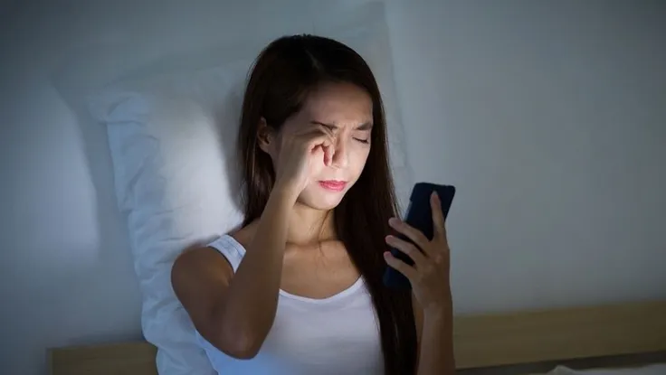‘Mù tạm thời’ vì sử dụng smartphone liên tục vào ban đêm