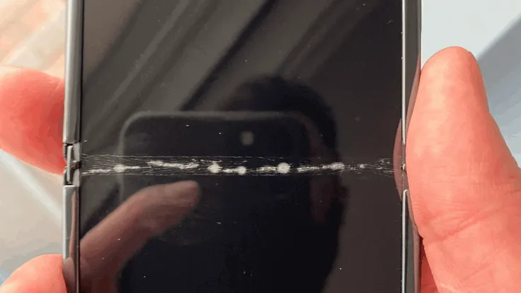 Galaxy Z Flip 36 triệu bị nứt màn hình ngay khi vừa ra mắt