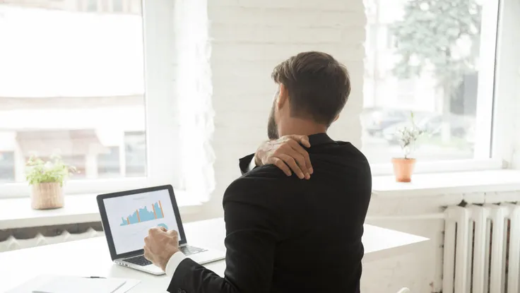 Vì sao làm việc tại nhà sẽ khiến bạn bị đau vai gáy?