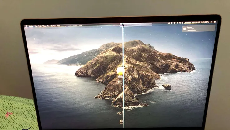Sử dụng miếng che webcam có thể làm hư màn hình laptop