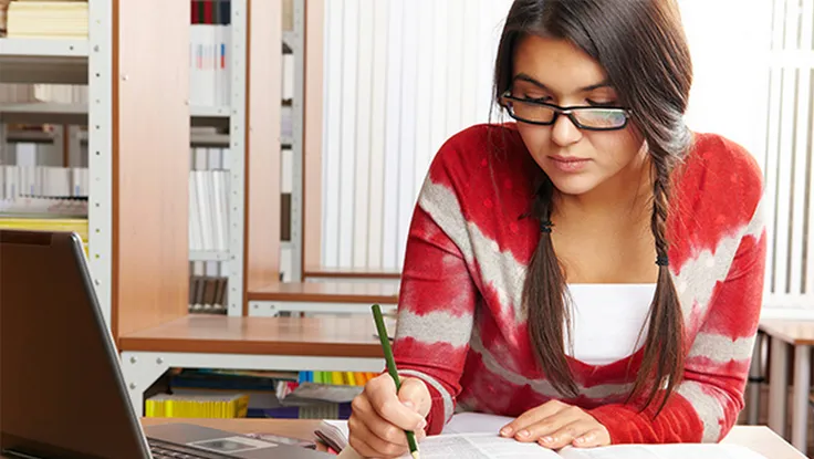 Cắm sạc điện thoại liên tục khi học online có nguy hiểm không?