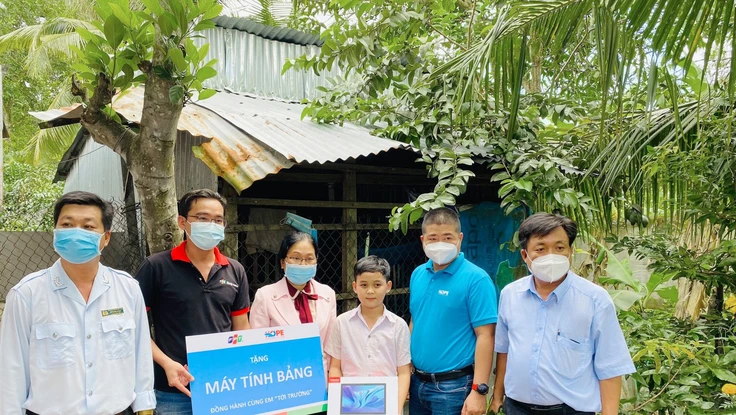 Tặng 3.300 máy tính bảng cho các em học sinh khó khăn