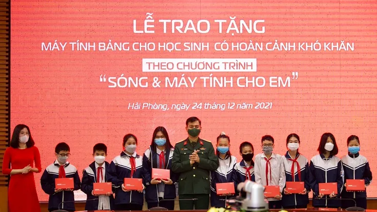 Hơn 37.000 máy tính bảng đã được trao cho các em học sinh khó khăn