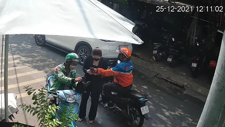 Kẻ gian lượn lờ ra tay giật iPhone 12 của nữ nhân viên