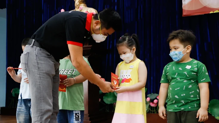 Nhiều máy tính bảng được trao cho các em học sinh mồ côi vì COVID-19