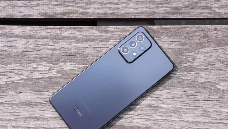 Samsung loại bỏ cục sạc đối với các mẫu smartphone bình dân?