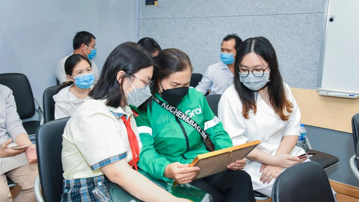 Con em đối tác tài xế được trao học bổng vì thành tích xuất sắc