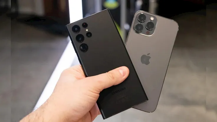 Thả rơi iPhone 13 Pro Max và Galaxy S22 Ultra, ai chiến thắng?
