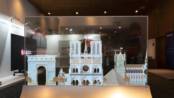 Độc đáo mẫu màn hình OLED trong suốt