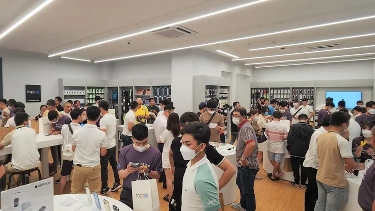 Hàng ngàn người thức đêm chờ nhận iPhone 14 series ngay trong đêm