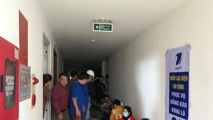 Nhiều điểm sạc điện thoại miễn phí cho người dân bị ảnh hưởng bởi bão Sơn Ca 