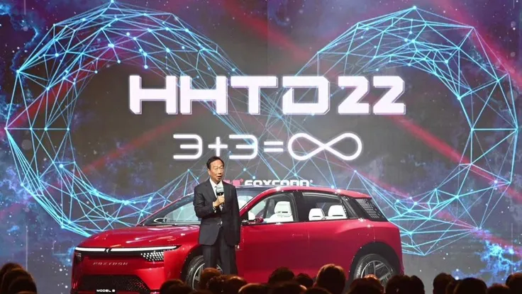 Người sáng lập Foxconn - Terry Gou Tai-ming (72 tuổi) đã giới thiệu Model B bằng cách lái xe lên sân khấu. Ảnh: AFP