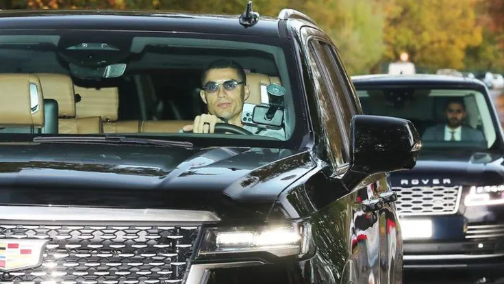 Cristiano Ronaldo bất ngờ chuyển sang sử dụng iPhone?