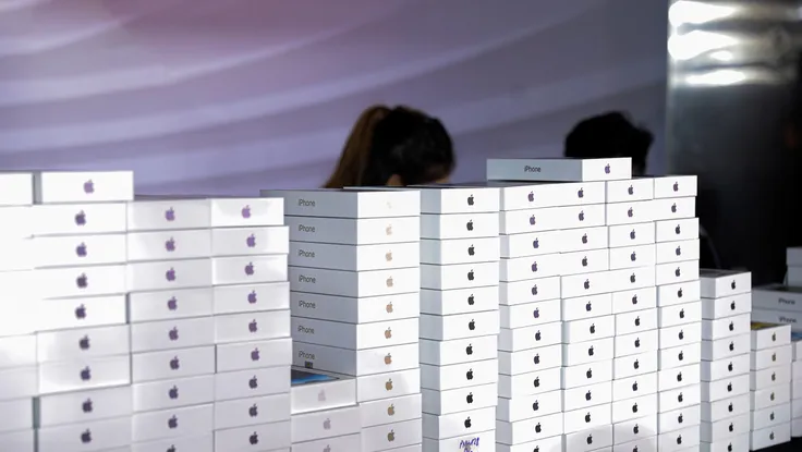 Bộ Công thương yêu cầu giải trình vụ nhập iPhone kèm ‘lạc’