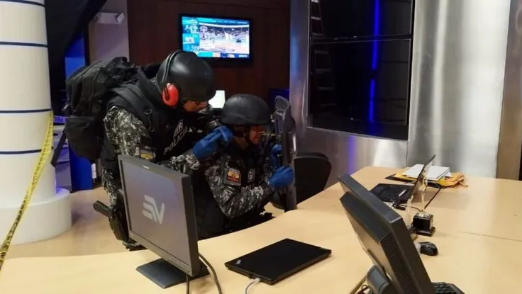 Cắm USB lạ vào máy tính, một phóng viên bị thương ở mặt 