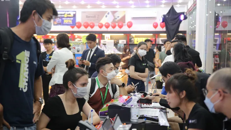 Doanh nghiệp phòng thủ, người dùng thắt lưng buộc bụng 