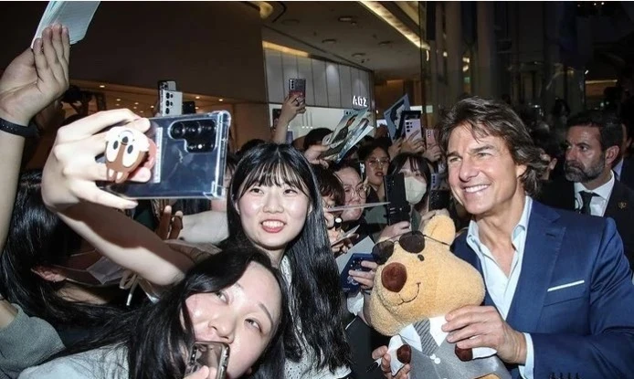 5 người nổi tiếng không dùng iPhone và lý do bất ngờ 