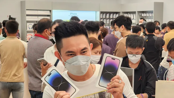 người dùng hào hứng sở hữu iphone