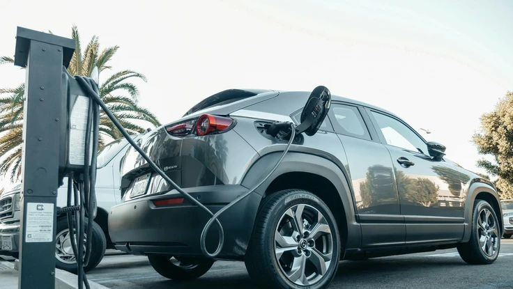 Nghiên cứu cho thấy xe hybrid và xe điện có nhiều khả năng gây nguy hiểm cho người đi bộ