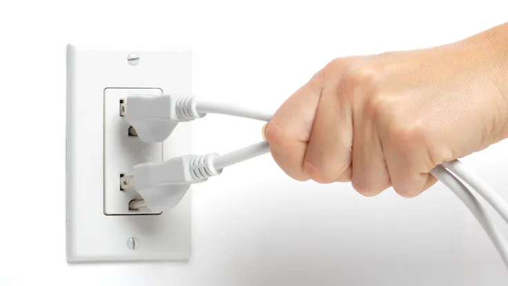 5 lý do vì sao nên rút phích cắm điện máy tính trước khi đi ngủ