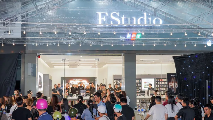 Video: Người Việt chi tiền tỉ mua iPhone 16