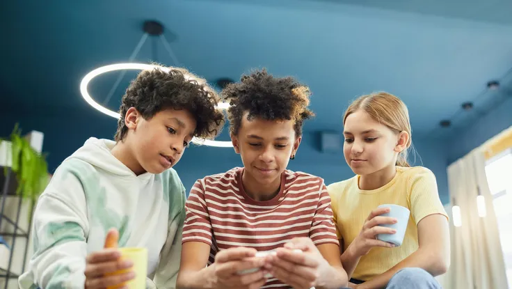 Cách bảo vệ con trẻ trên mạng xã hội YouTube và Instagram 