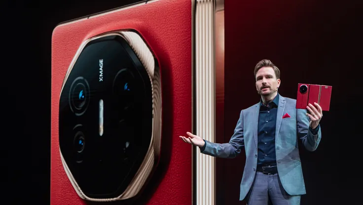 Lộ diện mẫu điện thoại gập ba đầu tiên trên thế giới