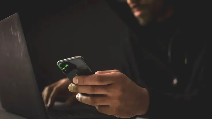 FBI cảnh báo chiêu lừa đảo mới nhắm vào người dùng iPhone và Android 