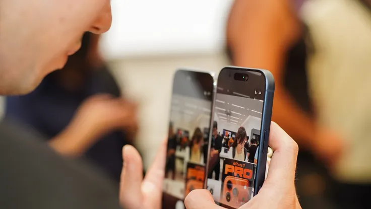 Nên cập nhật iPhone lên iOS 18.7 hay iOS 26? 