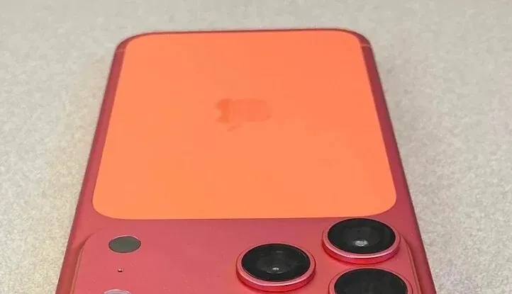 iPhone 17 Pro Max màu cam bất ngờ đổi màu khiến người dùng hoang mang