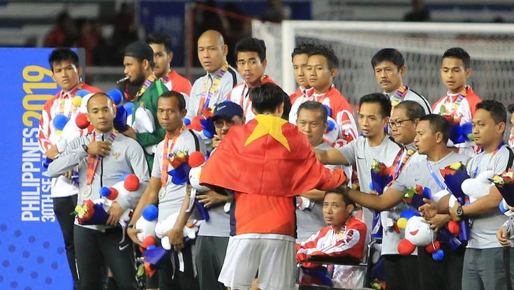 Clip: Xúc động khi Văn Hậu đến xin lỗi ngôi sao U-22 Indonesia