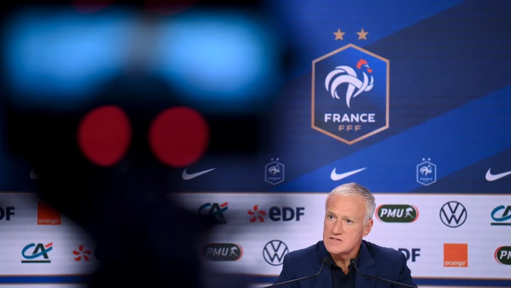 Ghế HLV trưởng của Dechamps không hề hấn sau trận thua sốc