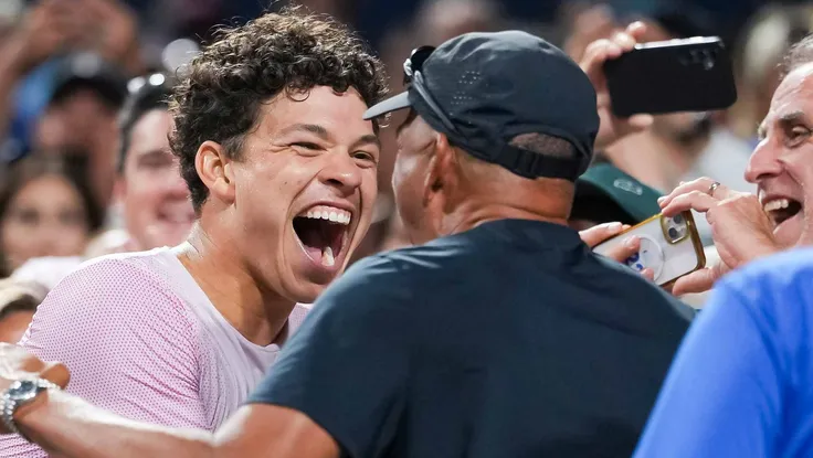 Ben Shelton lần thứ 3 nâng cúp vô địch ATP