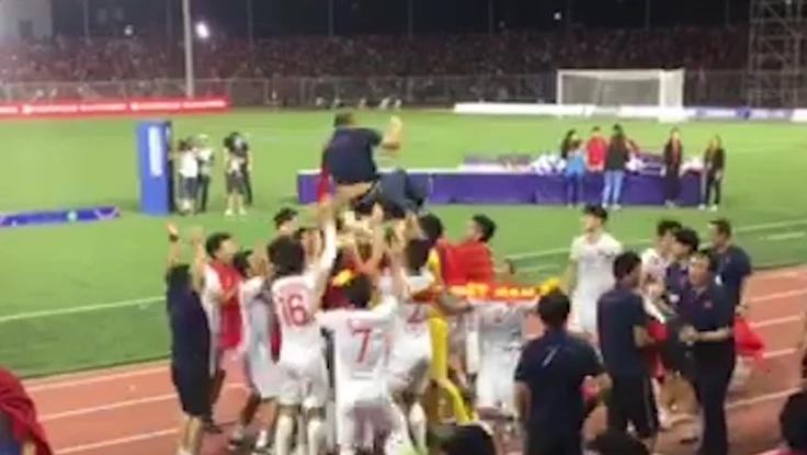 Cầu thủ U-22 VN tung hứng thầy Park mừng chiến thắng lịch sử