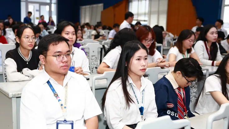 Trường ĐH Luật TP.HCM dành 1,5 tỉ đồng hỗ trợ sinh viên bị ảnh hưởng mưa lũ