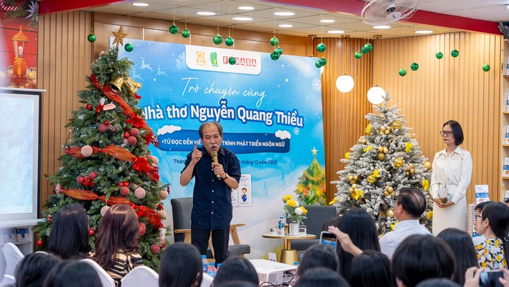 Chính người lớn quyết định 'con trẻ chọn điện thoại hay quyển sách'