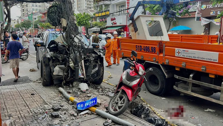 TP.HCM: Xe bán tải tông trụ điện, 2 người nguy kịch