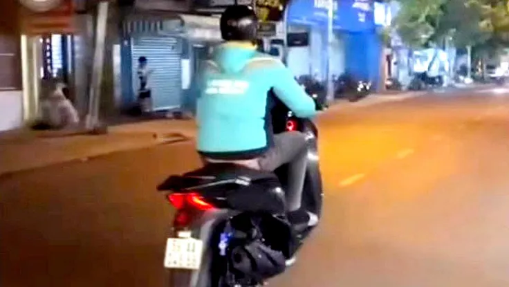 Chạy xe "bốc đầu" là bị tịch thu xe