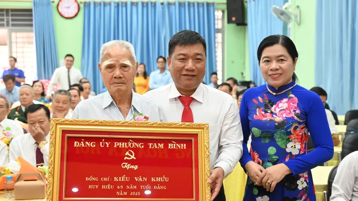 TP.HCM: Phường Tam Bình trao Huy hiệu Đảng cho 23 đảng viên cao tuổi