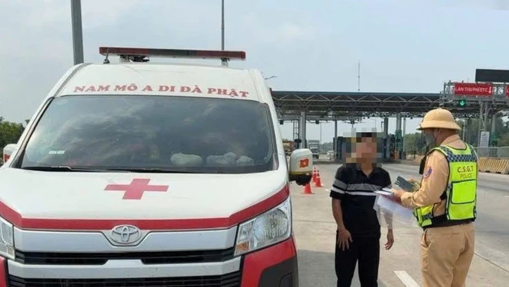 Cục CSGT xử lý 10 xe cứu thương vi phạm trên cao tốc phía Nam