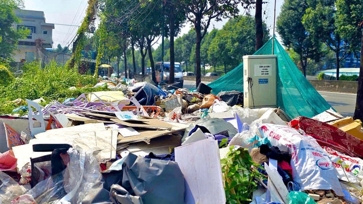 TP.HCM: Bãi rác tự phát ven đường Phạm Văn Đồng gây ô nhiễm, tiềm ẩn nguy cơ cháy nổ