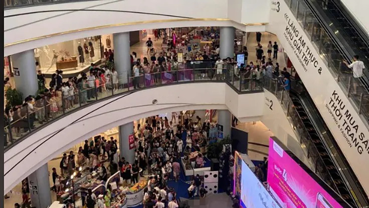 Hà Nội: Một người đàn ông rơi từ tầng cao xuống dưới tại Aeon Mall Long Biên