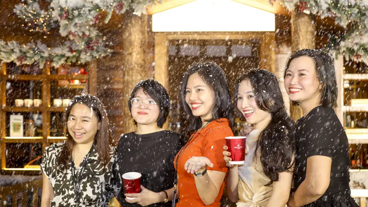 Người dân TP.HCM đổ xô xuống phố check-in giáng sinh sớm 